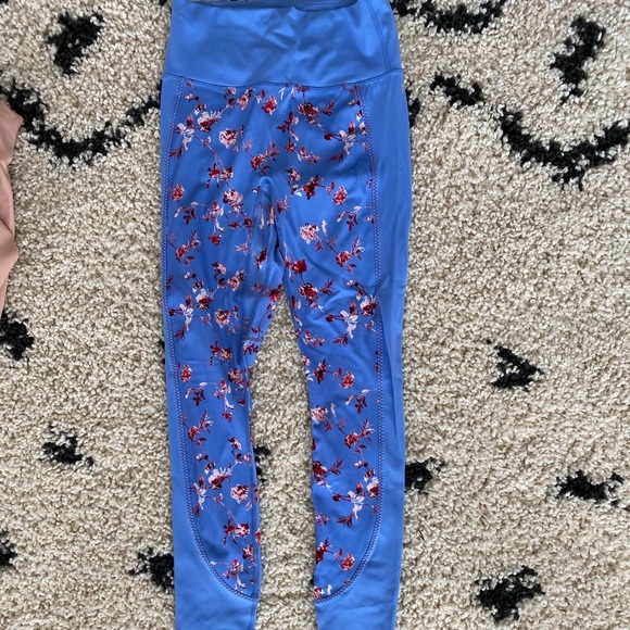 BNWT Fabletics Blue Floral Outfit - Picture 2 of 3
